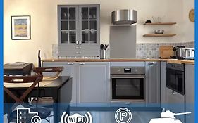 Les Remparts Apt Spacieux 1 Er Etage Renove Joliment Decore Bien Equipe Plein Centre Bayeux Proche Plages Du Debarquement Parking Gratuit A Proximite